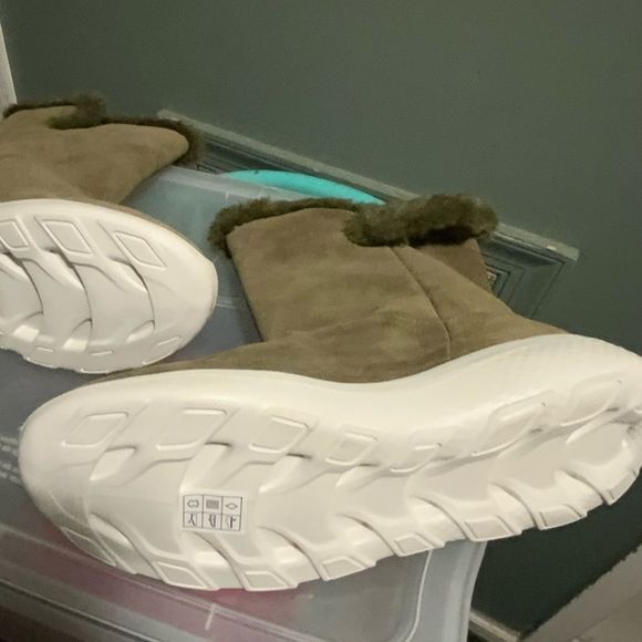 NWOT $75 Skechers | Gogowalk Suede Boots with Faux Fur Lining in Olive Green - Picture 9 of 9